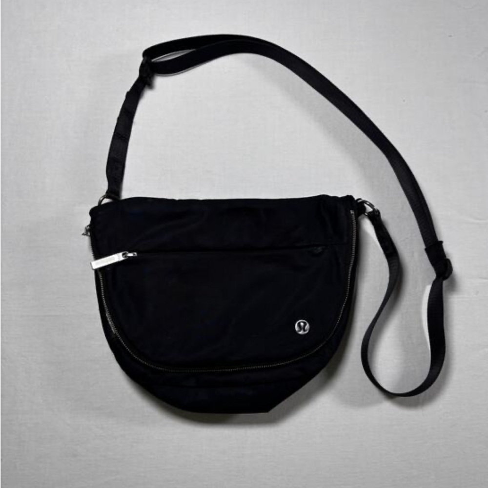 lululemon Everywhere Crossbody Bag Black Silver Metal Hardware Water Repellent - Picture 2 of 15